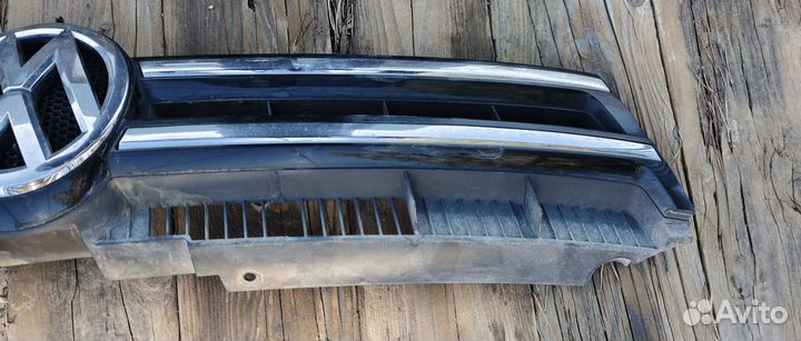 Передняя решетка со значком Touareg NF