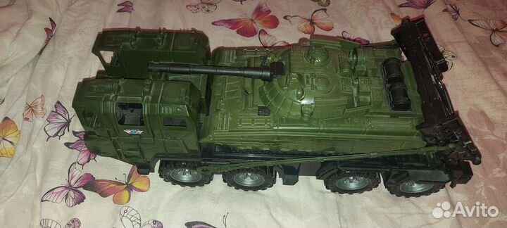 Военный тягач Щит с танком и Пушка
