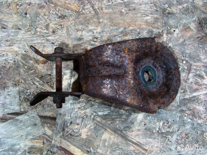 Opel Astra J Кронштейн усилителя переднего бампера