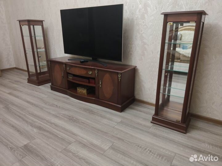 Тумба для телевизора с 2 стекляными витринами