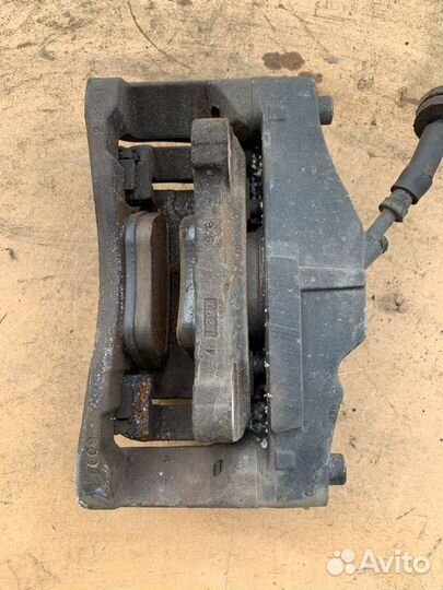 Суппорт передний левый Volvo Xc 90