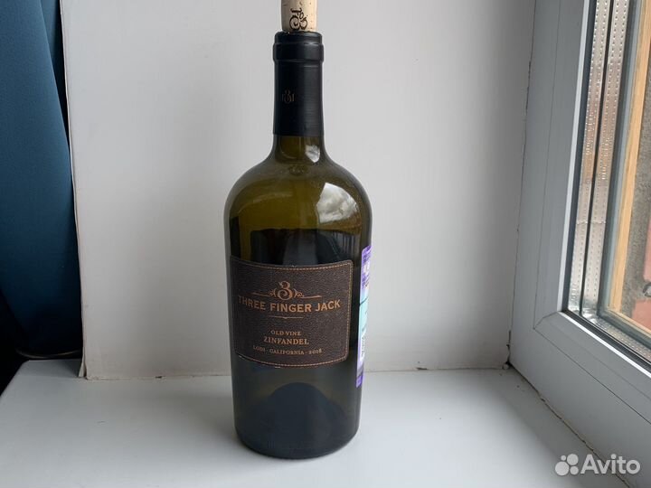 Коробки и бутылки из-под виски