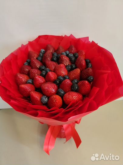 Фруктовая корзина и букеты