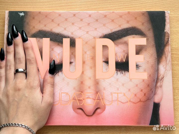 Палетка теней huda beauty