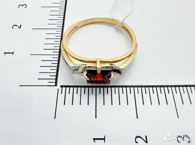 Кольцо с синтетическим камнем Золото