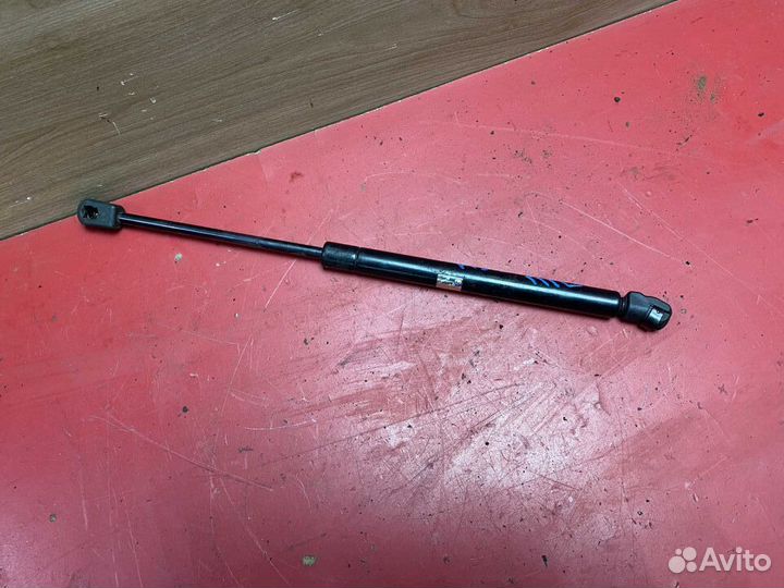 Амортизатор капота 654712Y010 Nissan Maxima (A33)