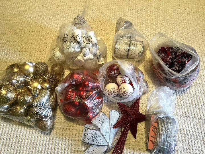 Елка искусственная 180 см с игрушками