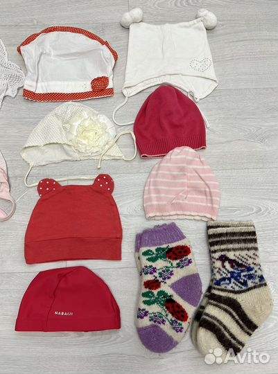 Шапка и шерстяные носки для девочки