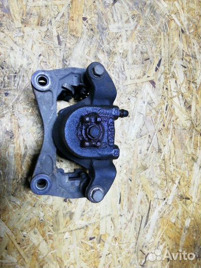 Суппорт тормозной передний правый Nissan Teana L33