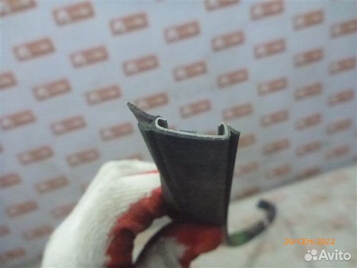 Уплотнительная резинка стекла левая Mitsubishi