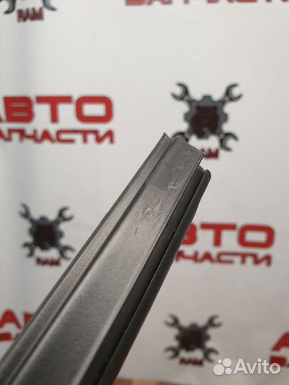 Уплотнитель заднего правого стекла Renault Sandero