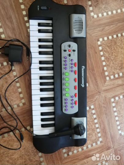 Синтезатор с микрофоном и шнуром в комлекте