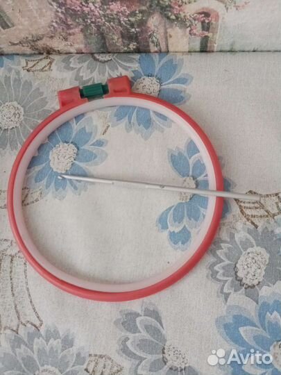 Пряжа, крючок для вязания,пяльцы для вышивания