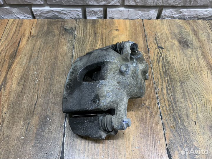 Skoda Rapid Суппорт тормозной передний правый