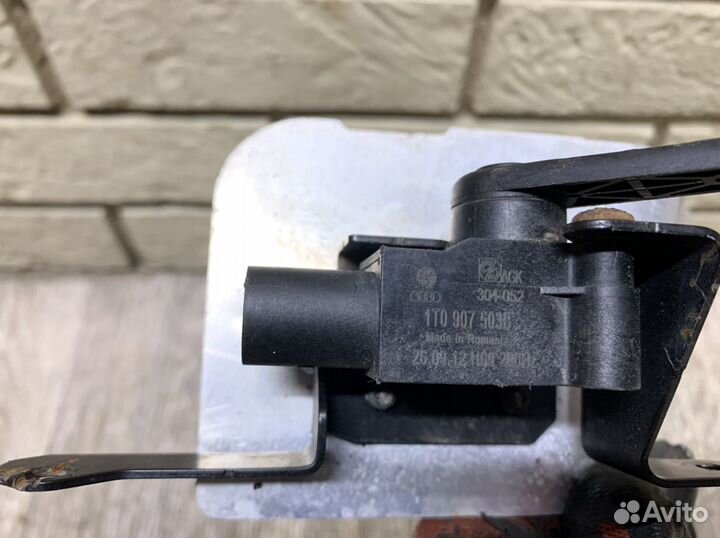 Skoda Octavia A5 Датчик регулировки дор. просвета