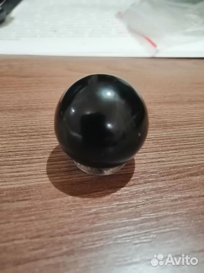 Камень чёрный агат на подставке