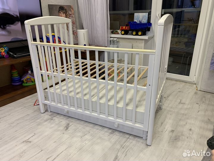 Детская кроватка с маятником Гандылян