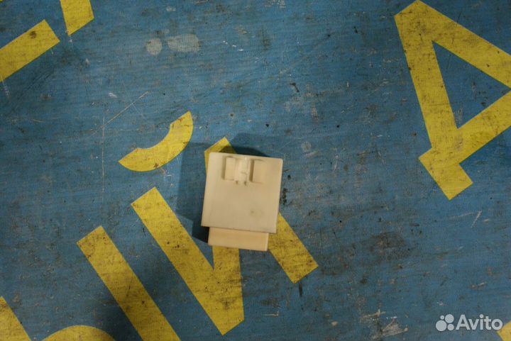 Белое реле Mazda 323F BA