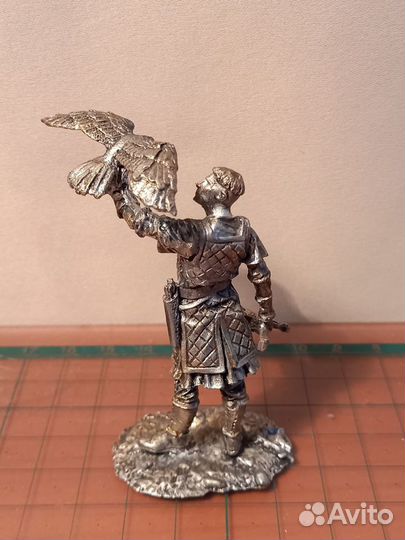Оловянный солдатик нормандский рыцарь с соколом