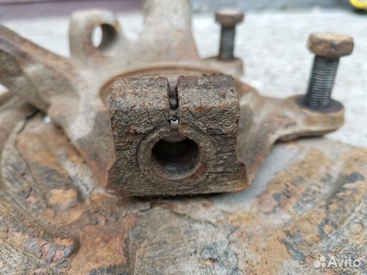 Кулак поворотный левый Renault Symbol