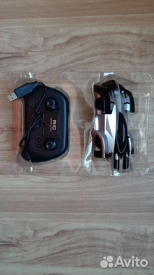 Машинка ездит по потолку