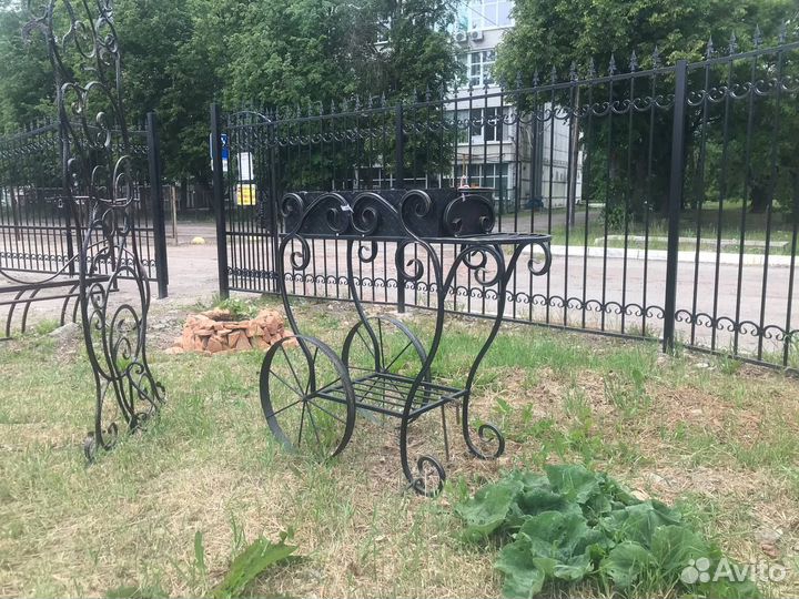 Кованый мангал на колесах