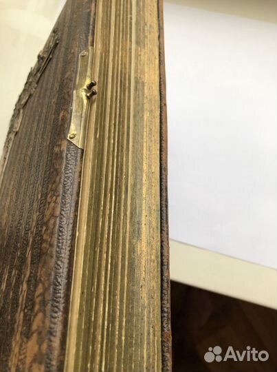 Антикварный фотоальбом с фотографиями