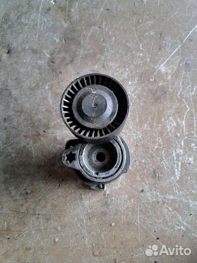 Натяжитель ремня на BMW E65 E66