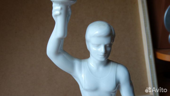 Фарфоровая фигура