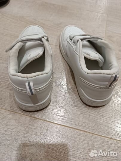 Белые кроссовки