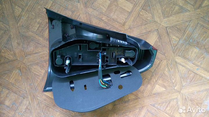 Задний фонарь левый Logan 04-09 (прозрачный пов.)