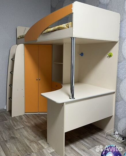 Кровать чердак со столом и шкафом