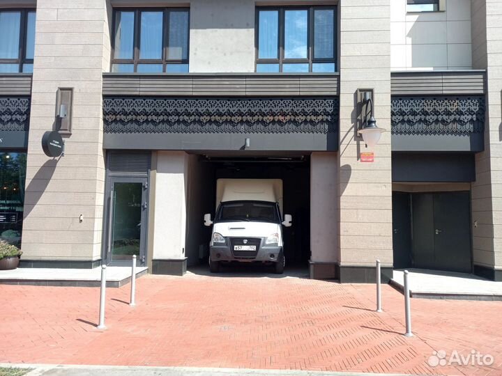 Водитель с личным грузовым автомобилем газель