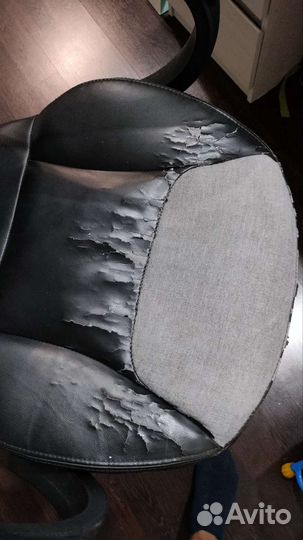 Компьютерное кресло исправное (облезла кожа)