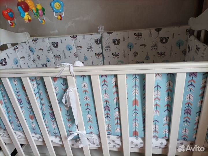 Детская кроватка с маятником и ящиком