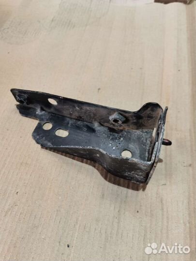 Кронштейн переднего бампера passat b 4