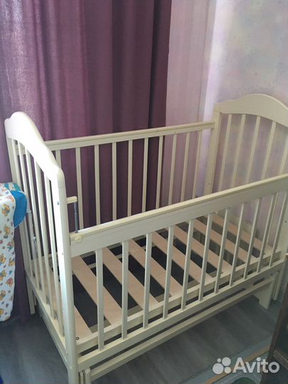 Детская кроватка с маятником