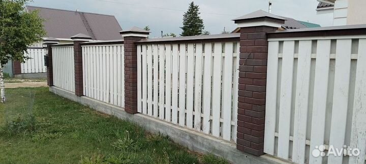 Забор из деревянного штакетника. Монтаж под ключ