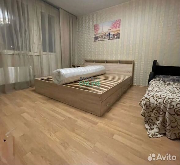 Кровать двуспальная с матрасом