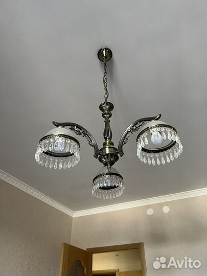 Люстра потолочная трехрожковая и два бра к ней