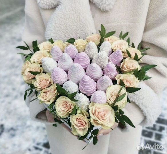 Сердце из клубники с цветами/изысканный подарок