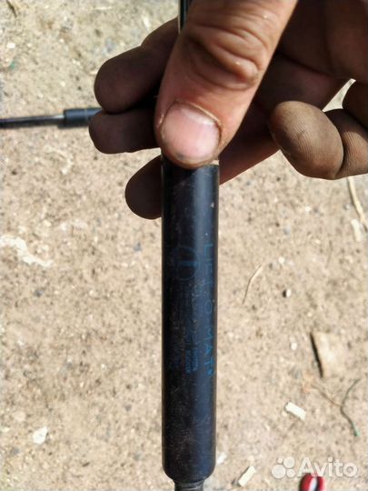 Амортизаторы крышки багажника Nissan Primera P10