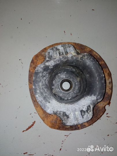 Опора передней стойки mercedes 124