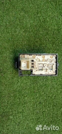 Кнопка стеклоподъемника передняя левая Toyota