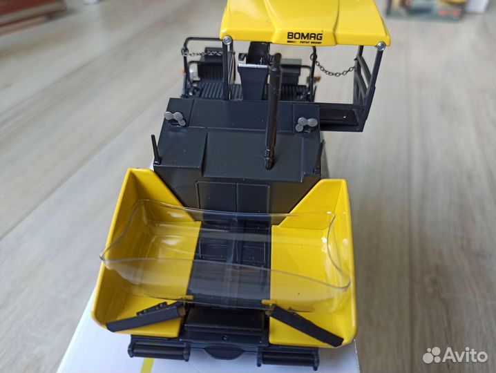 Модель асфальтоукладчик bomag BF800C (оригинал)
