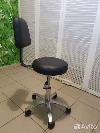 Стул для мастера со спинкой на колесиках