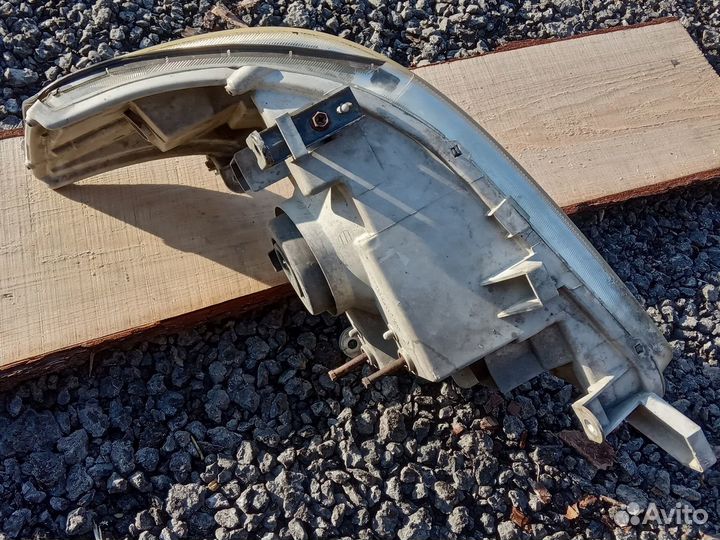 Фара с поворотником Nissan Serena