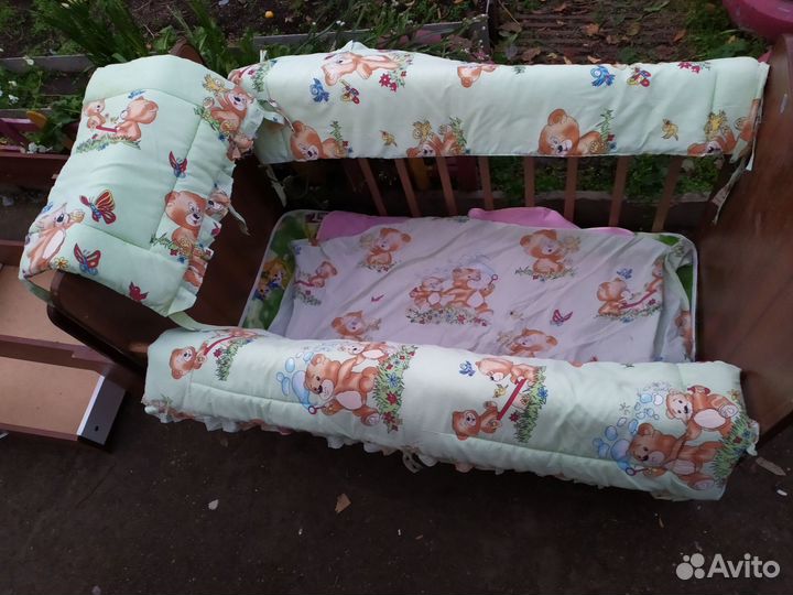 Детская кроватка с маятником и ящиком