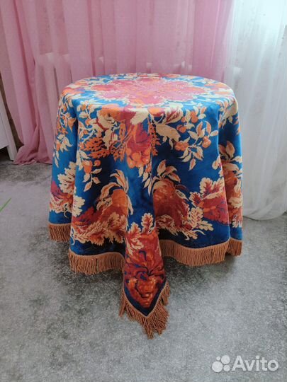 Ковер и антикварная скатерть