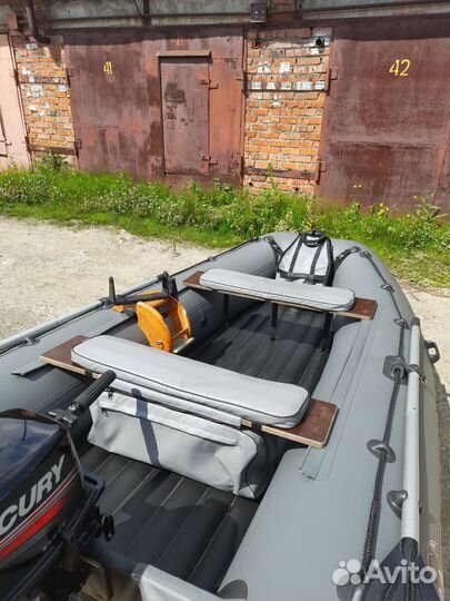 Hunter 330A, Mercury 9.9 light